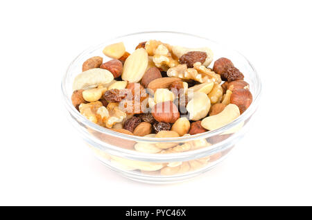 Studenten essen in Glasschale. Student Futter. Snack Mix aus getrockneten Mandeln, Cashewkerne, Erdnüsse, Walnüsse, Haselnüsse und Rosinen. Trail mix. Stockfoto