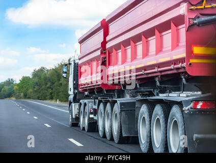 Big Dump Truck geht auf Land Autobahn Stockfoto