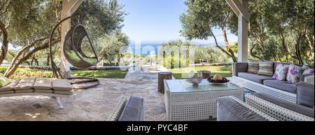 Luxuriöse, private Terrasse mit Blick auf das Mittelmeer Stockfoto