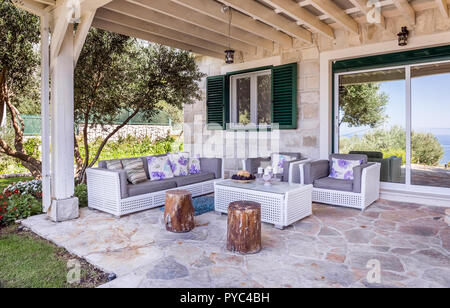 Luxuriöse, private Terrasse mit Blick auf das Mittelmeer Stockfoto