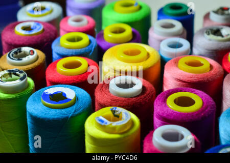 Bunte Thema Spulen in Stoff Industrie verwendet Stockfoto