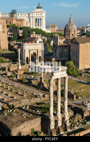 Blick über das Forum Romanum vom Palatin, mit den Bogen des Septimius Severus in der Mitte und die Altare della Patria in der Stockfoto