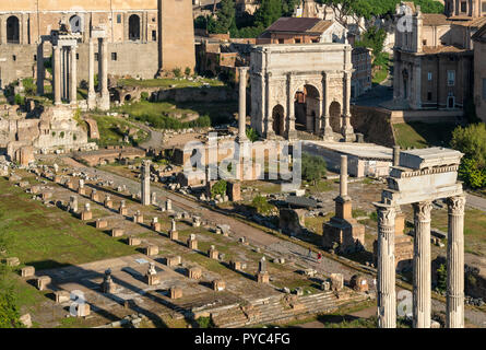 Blick über das Forum Romanum vom Palatin, mit den Bogen des Septimius Severus im Mittelgrund, Rom, Italien. Stockfoto