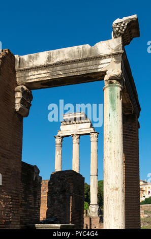 Blick über das Forum Romanum zum Tempel der Dioskuren mit Tempel der Vesta im Vordergrund, Rom, Italien. Stockfoto