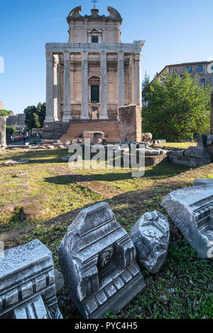 Blick über das Forum Romanum zum Tempel des Antoninus und der Faustina, jetzt die Kirche von San Lorenzo in Miranda, Forum Romanum, Rom, Italien. Stockfoto