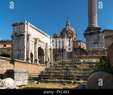 Blick über das Forum Romanum in Richtung der Triumphbogen des Septimius Severus, mit der Kirche von Santi Luca e Martina im Hintergrund. Rom, Italien. Stockfoto