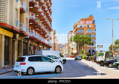 Blanes, Spanien - 31. Mai, 2018: Küstenstraße der Ferienort mit parkenden Autos. Nationale Architektur der Spanischen Resort im Sommer. Gebäude des Hotels, Ferienwohnungen, Cafés und Restaurants sind erleuchtet von Sun Stockfoto