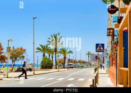 Blanes, Spanien - 31. Mai, 2018: Küstenstraße der Ferienort mit parkenden Autos. Nationale Architektur der Spanischen Resort im Sommer. Gebäude des Hotels, Ferienwohnungen, Cafés und Restaurants sind erleuchtet von Sun Stockfoto