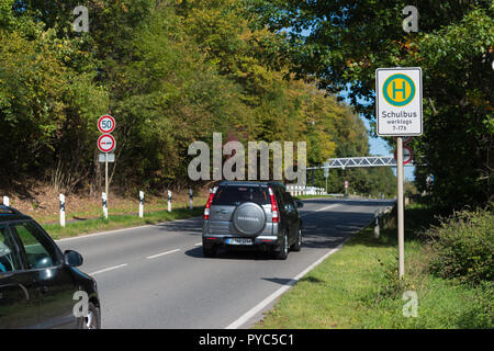 BOTTROP, Deutschland - 29 AUGUST 2018: Schule Bushaltestelle entlang einer befahrenen Straße Stockfoto