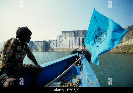 INDIEN, Narmada große Wasserkraftwerke, SSP Sardar Sarovar Project Dam in Gujerat, die NGO Narmada Bachao Andolan, Bewegung zur Rettung der Narmada, ist gegen diese Mega-Staudamm-Projekte im Narmada-Tal, Protestler auf Boot mit NBA-Flagge, Die Weltbank hat 1992 die finanzielle Unterstützung eingestellt - mehr Bilder zum hochauflösenden Download unter www.visualindia.de verfügbar Stockfoto