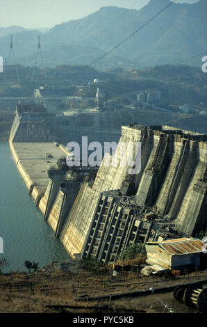 INDIEN, Kevadia Kolonie, Narmada große Wasserkraftwerke, Baustelle des SSP Sardar Sarovar Project Dam in Gujerat, die NGO Narmada Bachao Andolan, Bewegung zur Rettung der Narmada, ist gegen diese Mega-Staudamm-Projekte im Narmada-Tal Stockfoto