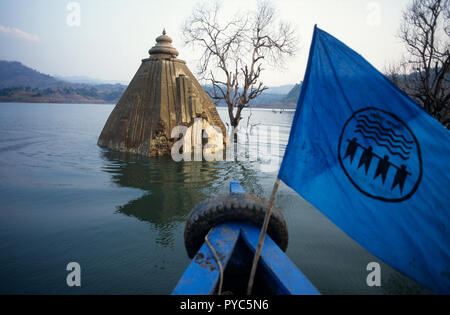 INDIEN, Narmada große Wasserkraftwerke, SSP Sardar Sarovar Project Dam in Gujerat, die NGO Narmada Bachao Andolan, Bewegung zur Rettung der Narmada, ist gegen diese Mega-Staudamm-Projekte im Narmada-Tal, Boot mit NBA-Flagge in der Nähe des untergetauchten Shoolpaneshwar Hindu-Tempels des Stammesdorfes Manibeli - weitere Bilder zum hochauflösenden Download unter www.visualindia.de Stockfoto