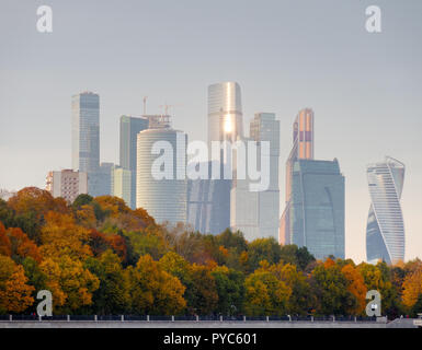Wolkenkratzer von Moskau-city Panorama, klaren Herbstabend Stockfoto