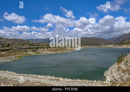 Germasogeia Dam Landschaft Blick auf einen strahlend blauen Himmel Tag Anfang Sommer. Stockfoto