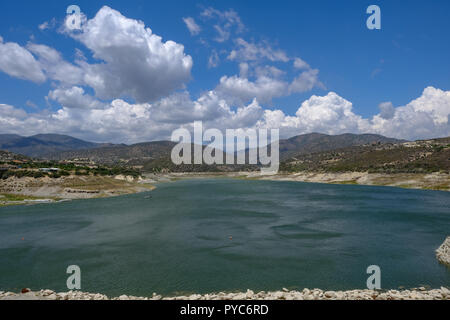 Germasogeia Dam Landschaft Blick auf einen strahlend blauen Himmel Tag Anfang Sommer. Stockfoto