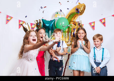 Gruppe von entzückenden Kindern Spaß an der Geburtstagsfeier Stockfoto