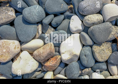 Hintergrund Schuß von glatten Kieselsteine am Strand gefunden. Closeup Schuß von mehrere Steine in ein interessantes Muster. Stockfoto