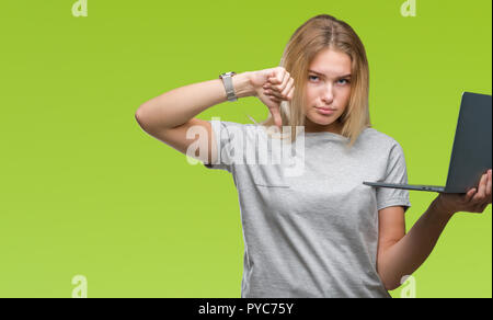 Junge kaukasier Frau mit Computer Laptop über isolierte Hintergrund mit Verärgerten Gesicht, negatives Vorzeichen zeigen Abneigung mit Daumen nach unten, Ablehnung von quantitativen Simulatio Stockfoto