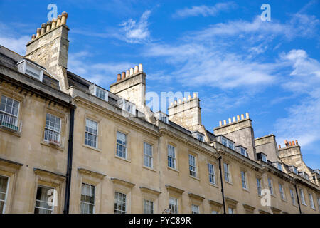 Anzeigen von Reihenhäusern und Wohnungen, Blick nach Norden bis Russell Street, Bath, Somerset, England Stockfoto