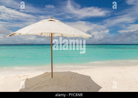 Sonnenschirm am Strand Atoll Insel der Malediven. Stockfoto