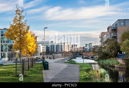 Stadtbild von Edinburgh, anzeigen Union Canal Gehweg mit herbstlichen gelbe Bäume auf der Seite, Viewforth Bridge im Hintergrund und moderner Architektur. Stockfoto