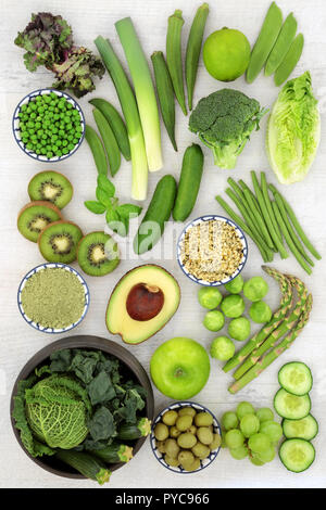 Super Essen von Obst und Gemüse mit wheatgrass Ergänzung Pulver und Hanf Schale Samen. Gesundheit Lebensmittel, die einen hohen Gehalt an Antioxidantien, Vitamine, Mineralien, Stockfoto