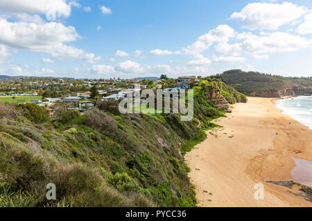 Blick auf den Strand und den Turimetta Vorort von Warriewood Northern Beaches von Sydney, New South Wales, Australien Stockfoto