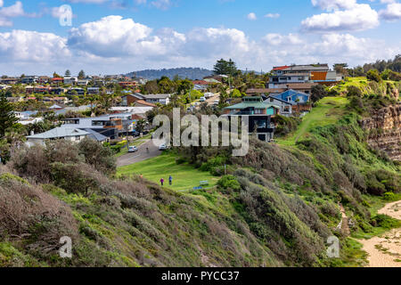 Blick auf den Strand und den Turimetta Vorort von Warriewood Northern Beaches von Sydney, New South Wales, Australien Stockfoto