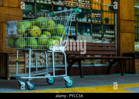 Grüne Kokosnuss. Stapel der grünen Kokosnüssen Wasser für den Verkauf auf dem Markt. Stockfoto