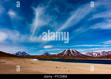 Die atemberaubende Landschaft von miscanti See in den hohen Anden in der Nähe von San Pedro de Atacama, ein Reiseziel im Norden von Chile in Südamerika Stockfoto