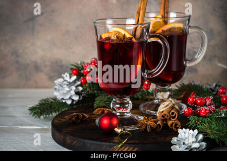 Glühwein im Glas Krug mit Früchten und Gewürzen. Stockfoto