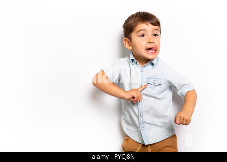 Junge Spaß in Studio grauer Hintergrund Stockfoto