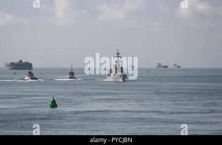 Die Pakistan Marineschiff Aslat in Portsmouth, Großbritannien anreisen, am 18. Juli 2018 für einen Geschäfts- oder Firmenwert zu besuchen. Stockfoto