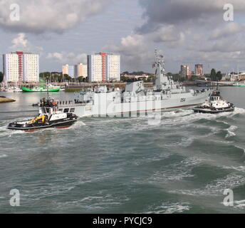 Die Pakistan Marineschiff Aslat in Portsmouth, Großbritannien anreisen, am 18. Juli 2018 für einen Geschäfts- oder Firmenwert zu besuchen. Stockfoto