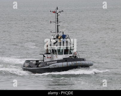 Der Schlepper SD Suzanne nähert sich Portsmouth Harbour, UK, August 2018 Stockfoto