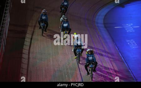 Fahrer während der Six Day Men 40 Runde Derny am vierten Tag der Six Day Series im Lee Valley Velopark, London. DRÜCKEN SIE VERBANDSFOTO. Bilddatum: Freitag, 26. Oktober 2018. Bildnachweis sollte lauten: Adam Davy/PA Wire. Stockfoto