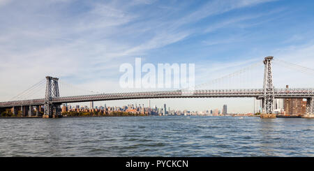 Ein Blick auf die Williamsburg Bridge in New York City. Die Brücke überspannt den East River verbinden die Stadtteile Manhattan und Brooklyn. Stockfoto