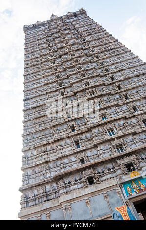 Murudeshwar, Karnataka, Indien - Januar 6, 2015: Fassade Kunst der Gopura, dass ist eine monumentale Turm am Eingang von murudeshwar Tempel. Stockfoto