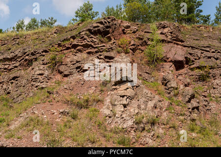 Detail der geologischen Strukturen innerhalb des ehemaligen Kalksteinbruch in zachelmie in Holly cross Berge in Polen Stockfoto