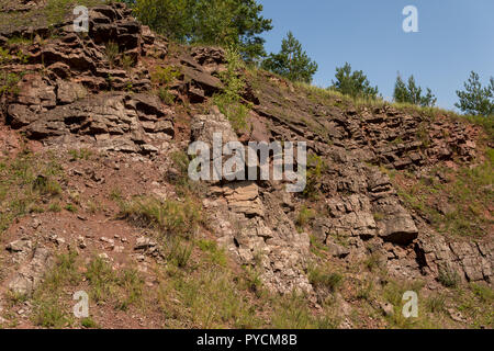 Detail der geologischen Strukturen innerhalb des ehemaligen Kalksteinbruch in zachelmie in Holly cross Berge in Polen Stockfoto