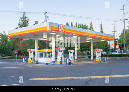 Portland, OR/USA - 3. September 2018: Shell Tankstelle am Abend Stockfoto