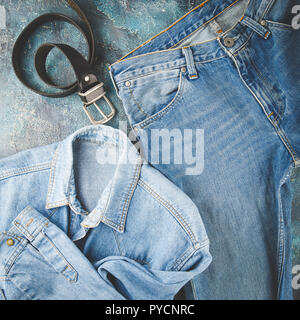 Insgesamt Jeansoptik. Blaue Jacke, Jeans und Schwarz. Flach Foto's modische Männer Kleidung Stockfoto