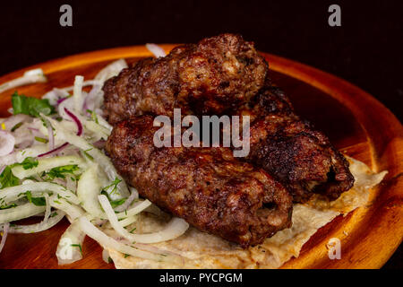 Gegrilltes Rindfleisch Kebab kofta serviert Zwiebel Stockfoto