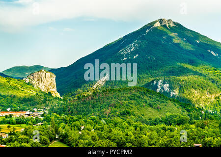 Blick auf den Felsen mit der Kapelle Unserer Lieben Frau an der Spitze. Castellane - Alpes-de-Haute-Provence, Frankreich Stockfoto