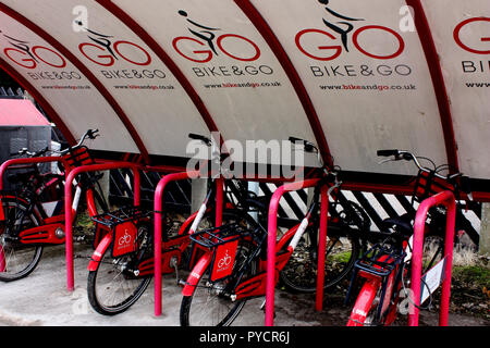 Ein Fahrrad Kostenteilung bei Todmorden Bahnhof, West Yorkshire, England Stockfoto