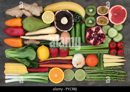 Gesund super Essen auswahl guter Gesundheit mit frischem Obst und Gemüse auf Marmor zu fördern. Lebensmittel, die einen hohen Gehalt an Antioxidantien und Ballaststoffe Stockfoto