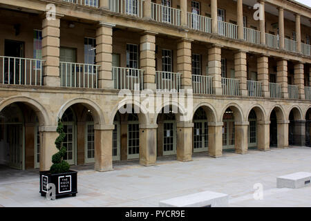 Das neu restaurierte Piece Hall in Halifax, West Yorkshire, England Stockfoto