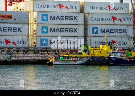 Hafen von Lissabon am Ufer des Tejo mit einem Hintergrund der Container warten transportiert werden. Stockfoto