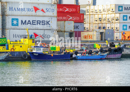 Hafen von Lissabon am Ufer des Tejo mit einem Hintergrund der Container warten transportiert werden. Stockfoto