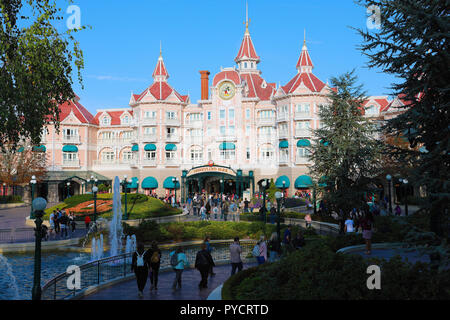 Marne-la-Rechnungshofes©e, Frankreich - 15. Oktober 2018: Disneyland Paris Hotel in Disneyland Paris Theme Park (Euro Disney), Marne-la-Rechnungshofes©e, regionalrats-de-France Stockfoto